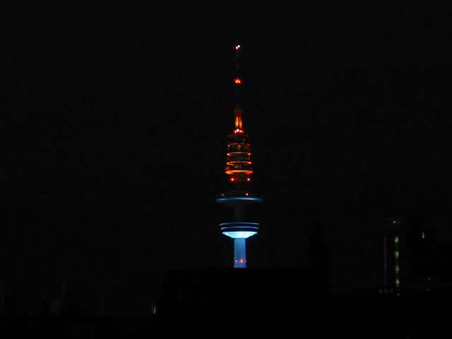 nchtlicher Blick vom Schlafzimmerfenster auf den Fernsehturm