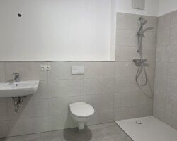 Bad (6,39 m²). Die Dusche erhält noch eine Glasabtrennung. Der Waschmaschinenstellplatz ist links neben der Tür (nicht im Bild). Foto vom 02.10.2026